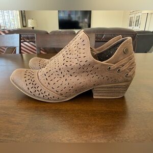 Daisy Fuentes Whisper Taupe Perforated Booties Sz 9
